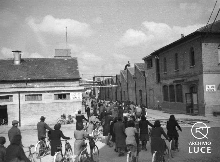 Archivio Storico Luce, Reparto Attualità, Servizio fotografico Padova. Stabilimenti Snia e Stanga – lo spaccio, la mensa, il consiglio di fabbrica, Padova, 9 marzo 1945, A00169788