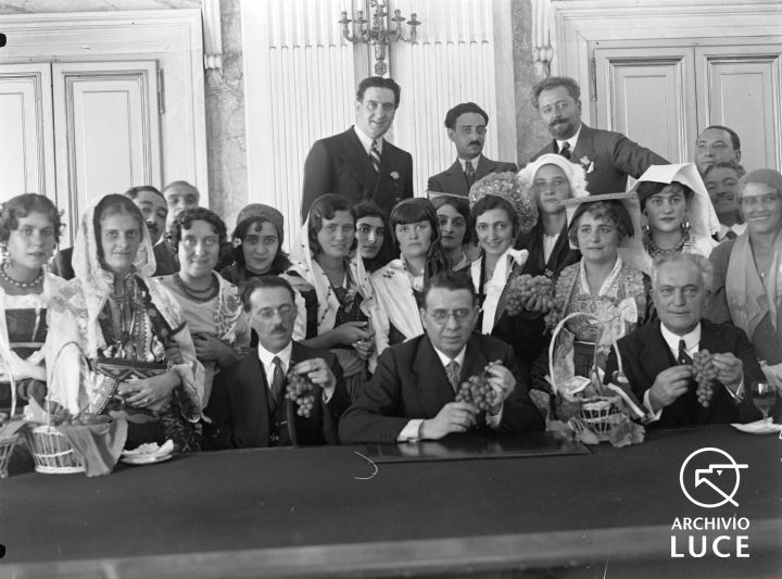 Archivio Storico Luce, Reparto Attualità (1927-1955), A00024653, Roma, Giornata nazionale dell'uva, 28 settembre 1930